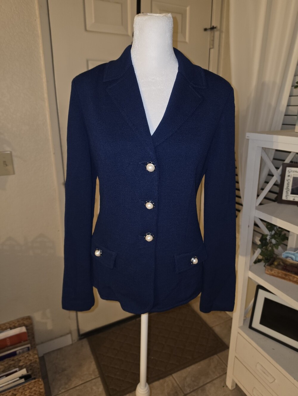 ST JOHN COLLECTION Gorgeous Navy Blue Jacket Size 2 Pearl Buttons Pre-owned!